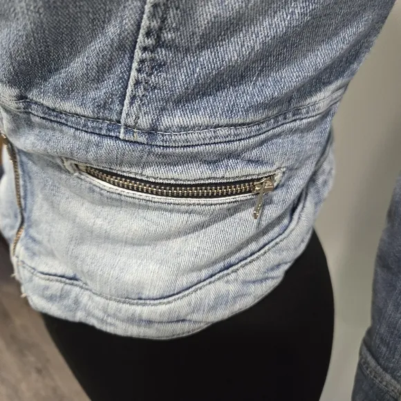 🐢 GUESS Studded Denim Jacket. XS Great Condition!