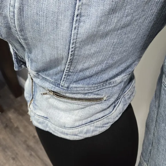 🐢 GUESS Studded Denim Jacket. XS Great Condition!