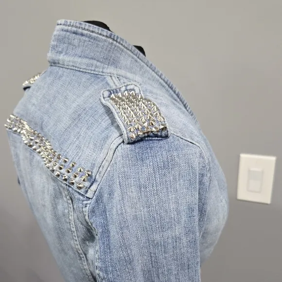 🐢 GUESS Studded Denim Jacket. XS Great Condition!
