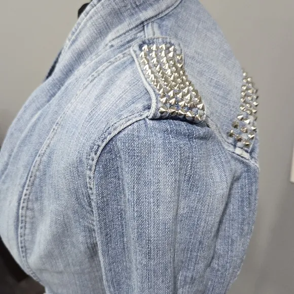 🐢 GUESS Studded Denim Jacket. XS Great Condition!
