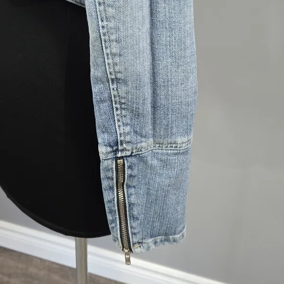 🐢 GUESS Studded Denim Jacket. XS Great Condition!
