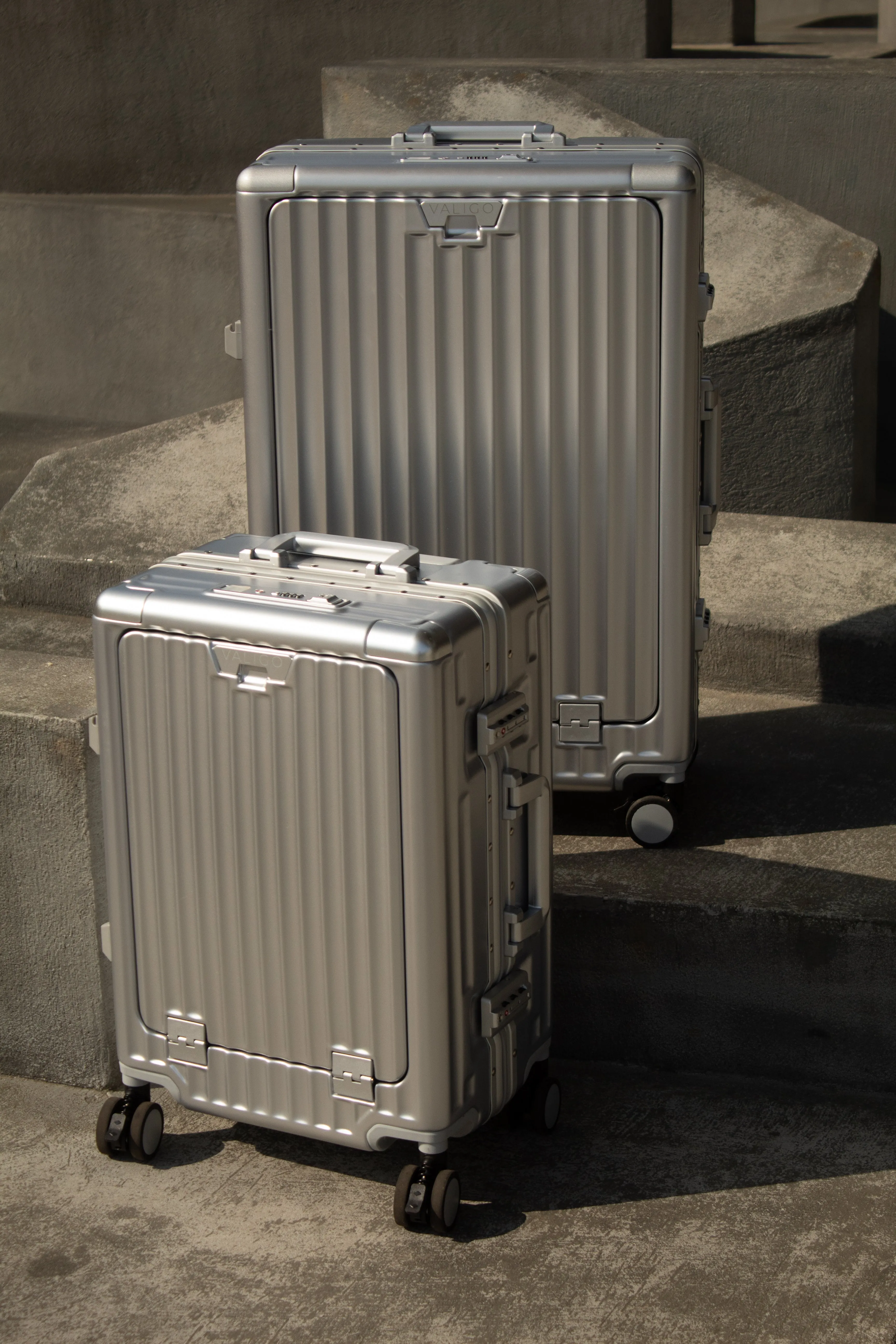 PRIME CHECKED SUITCASE SILVER | PORTABLE USB-C CHARGER