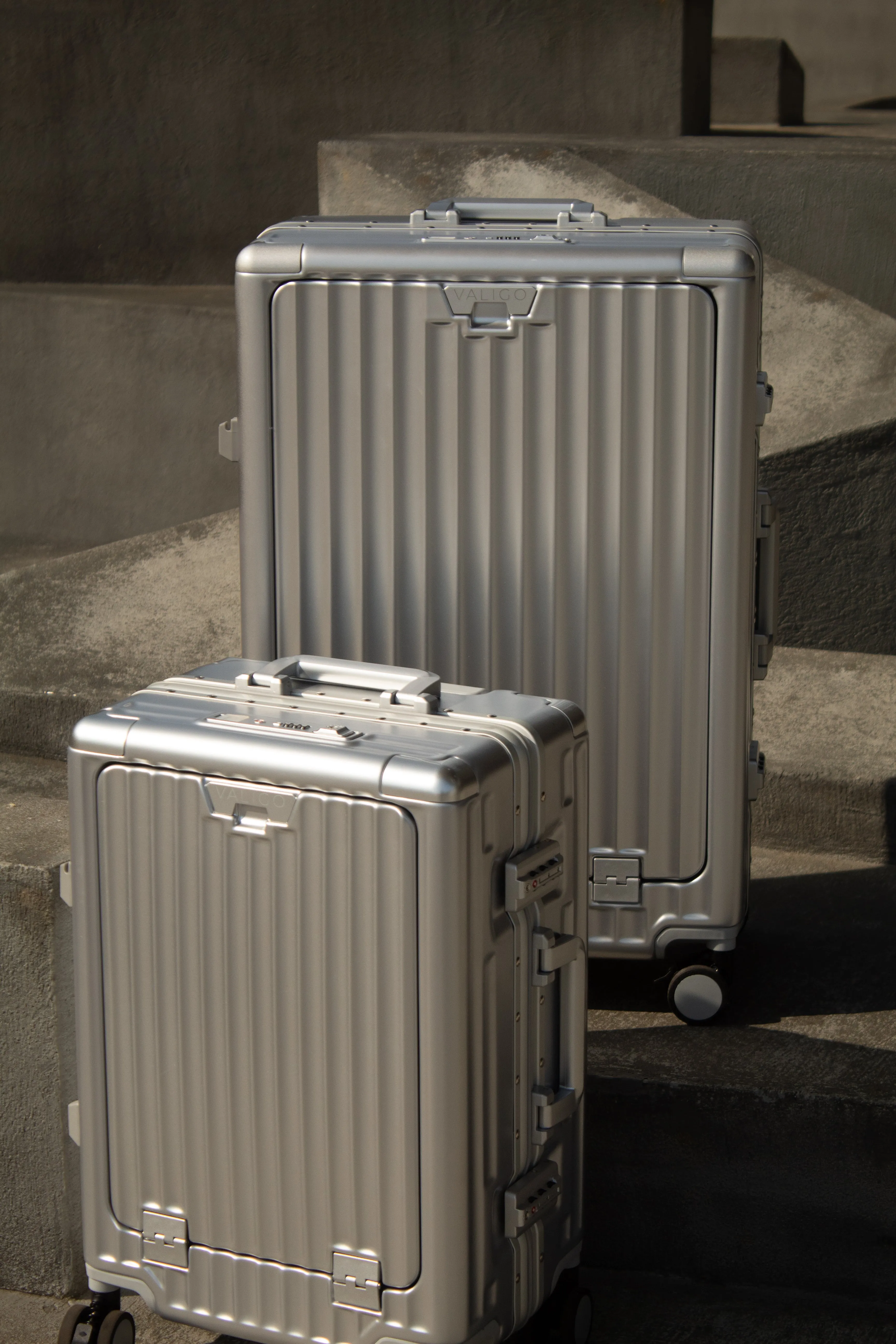 PRIME CHECKED SUITCASE SILVER | PORTABLE USB-C CHARGER
