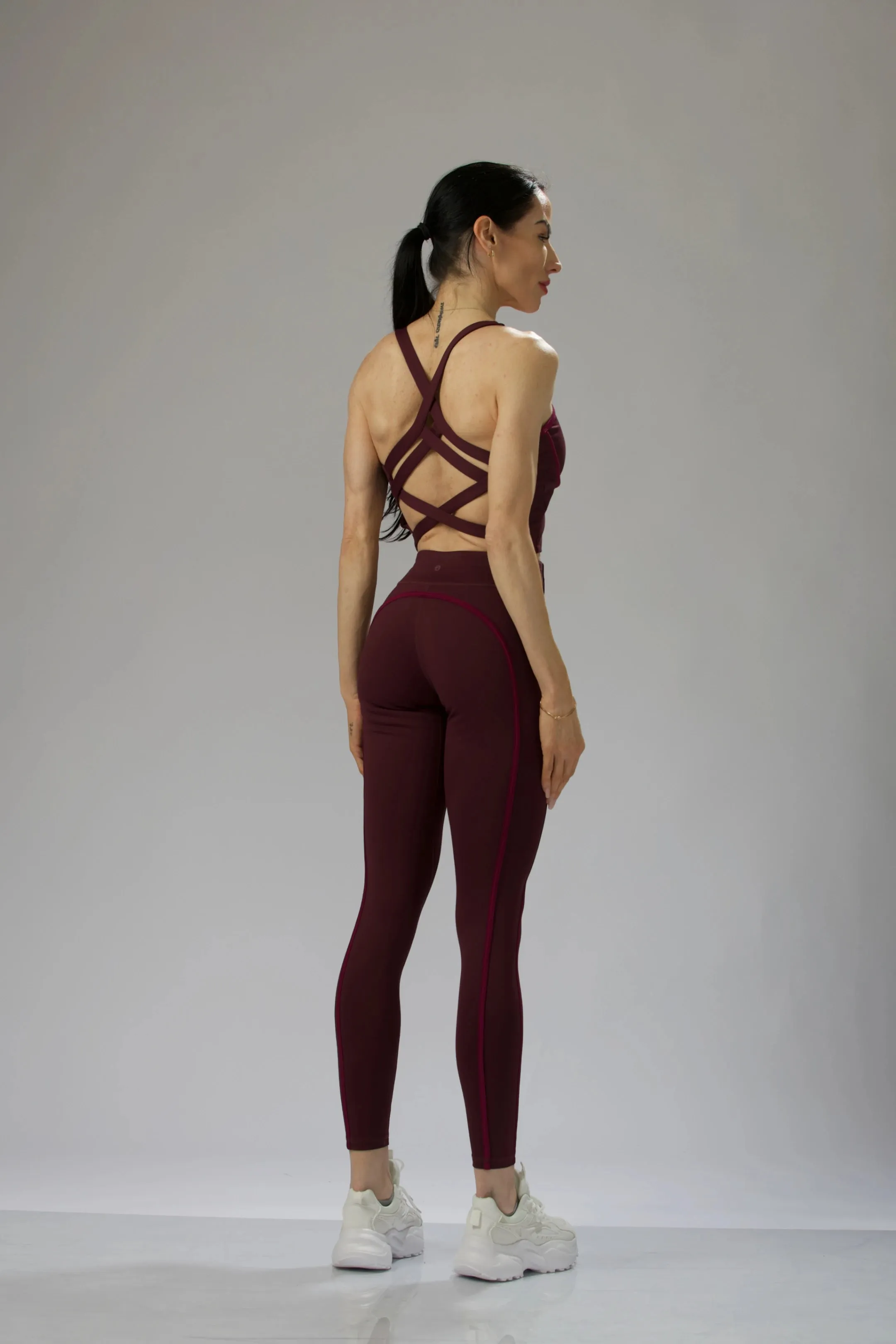 Strappy Crisscross Back Sports Bra   Piping Detail